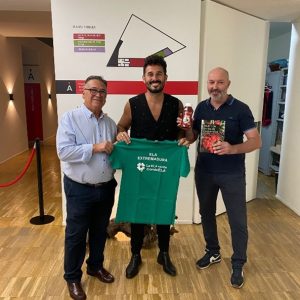 Antoñito Molina recibe a ELA Extremadura Asociación en Almendralejo antes de su concierto.
