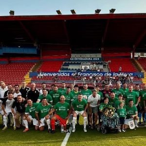 Veteranos de Badajoz y Extremadura emocionan en el Francisco de la Hera en un partido solidario por la ELA