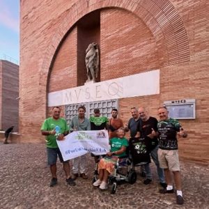 ELA Extremadura recibe en Mérida a AGRAELA en su reto ciclista solidario hacia Santiago. Mérida, 8 de septiembre de 2025