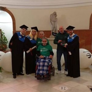 Sanguijuelas del Guadiana, pregoneros del Carnaval de Badajoz, reciben a ELA Extremadura Asociación en el Ayuntamiento de la capital pacense